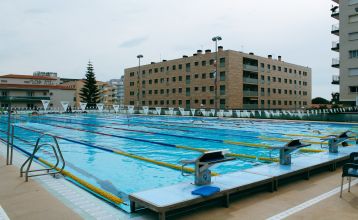 Hotel Sant Jordi Spa Resort mit moderner Architektur, Balkonverzierungen und einladender Außenbeschriftung.