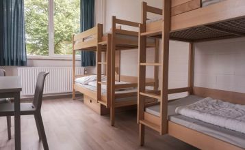 Außenansicht mit Straße und Gebäude des Hotels Kiek in! in Neumünster