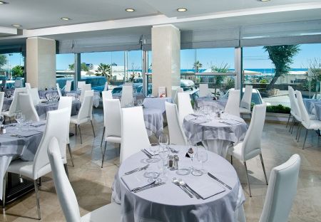 https://www.swimtours.com/de/media/catalog/product/cache/da432fc9ee79dfca32e073c2235ab4d7/s/c/schwimmtrainingslager_club_hotel4.jpg