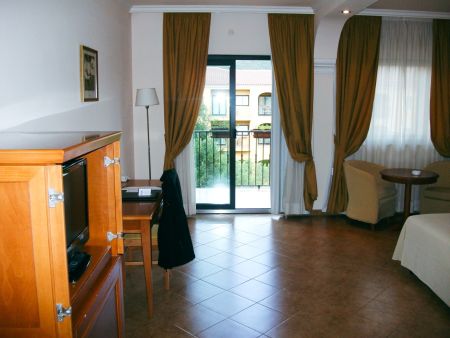 https://www.swimtours.com/de/media/catalog/product/cache/da432fc9ee79dfca32e073c2235ab4d7/s/c/schwimmtrainingslager_geovillage_resort5.jpg