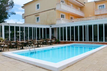 https://www.swimtours.com/de/media/catalog/product/cache/da432fc9ee79dfca32e073c2235ab4d7/s/c/schwimmtrainingslager_hotel_blue_water7.jpg