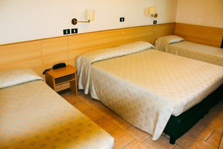 https://www.swimtours.com/de/media/catalog/product/cache/da432fc9ee79dfca32e073c2235ab4d7/s/c/schwimmtrainingslager_hotel_porta_palio2.jpg