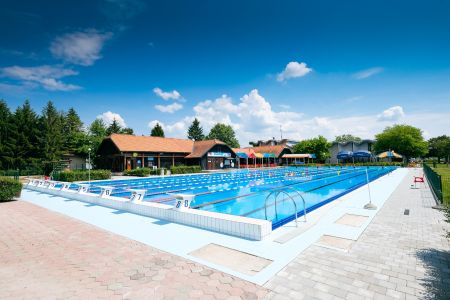 https://www.swimtours.com/de/media/catalog/product/cache/da432fc9ee79dfca32e073c2235ab4d7/s/c/schwimmtrainingslager_terme_catez.jpg